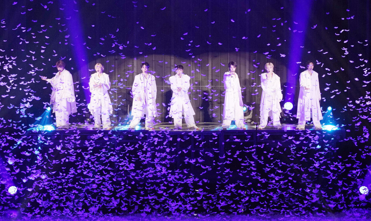 デビューコンサートツアーで羽根吹雪が舞う中、熱演するTravisJapanメンバーたち。左から吉澤閑也、松倉海斗、松田元太、宮近海斗、川島如恵留、七五三掛龍也、中村海人（撮影・狩俣裕三）