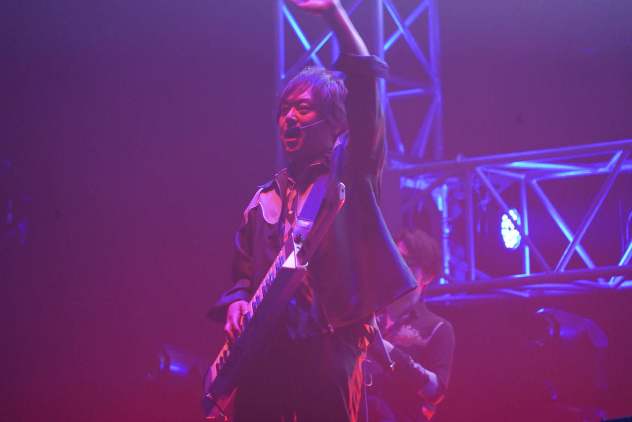 デビュー30周年記念ライブを開催したDEEN。パフォーマンスするキーボード山根公路