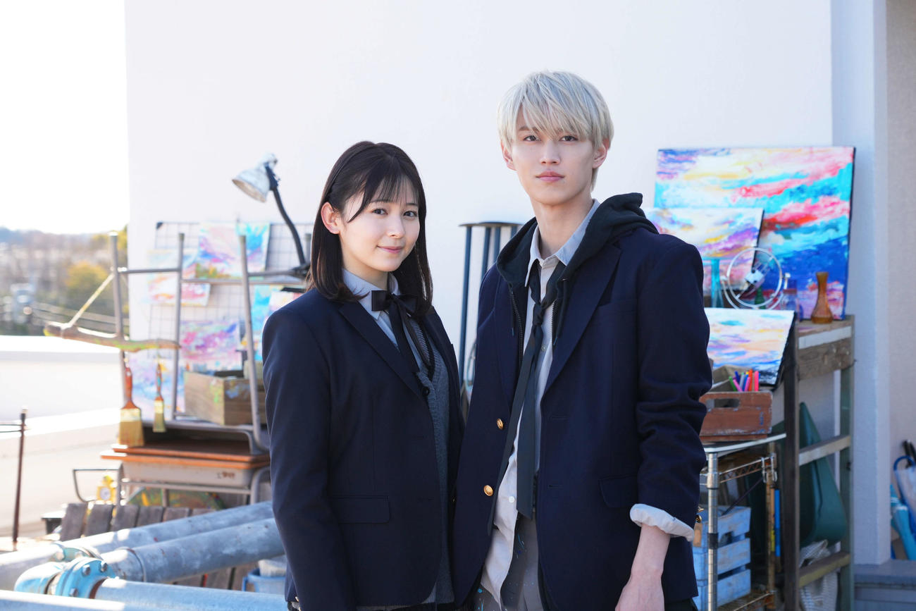 映画「夜が明けたら、いちばんに君に会いにいく」でダブル主演を務めるJO1の白岩瑠姫（右）と久間田琳加