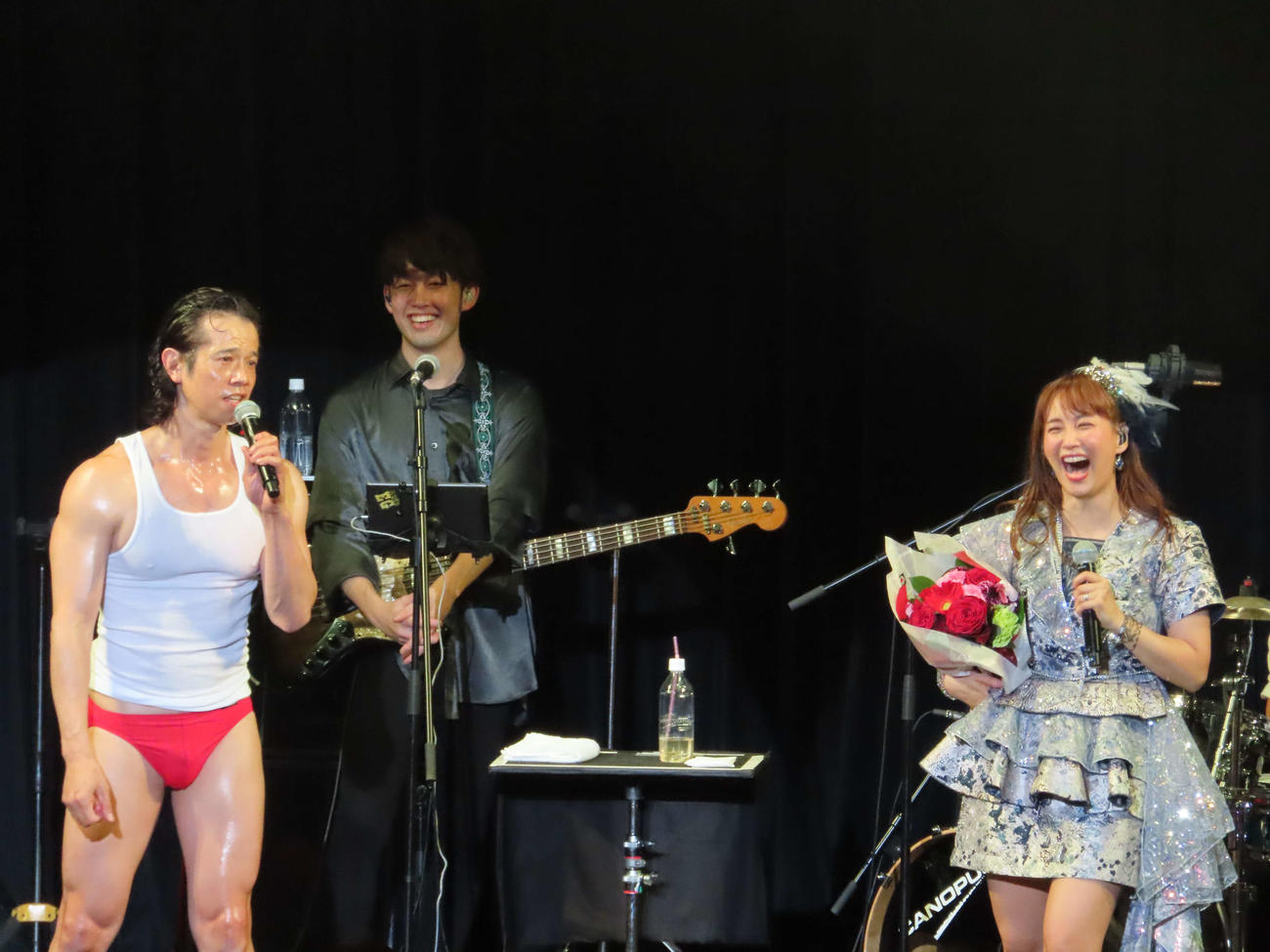 歌手デビュー20周年記念ライブを行った藤本美貴（右）と、祝福する庄司智春