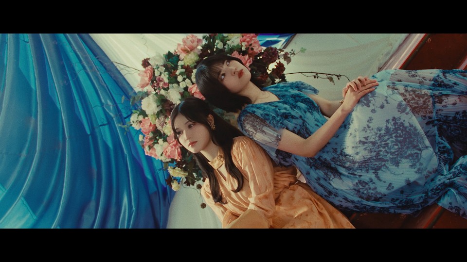乃木坂46のアンダーメンバー新曲「さざ波は戻らない」でダブルセンターを務める伊藤理々杏（左）と林瑠奈
