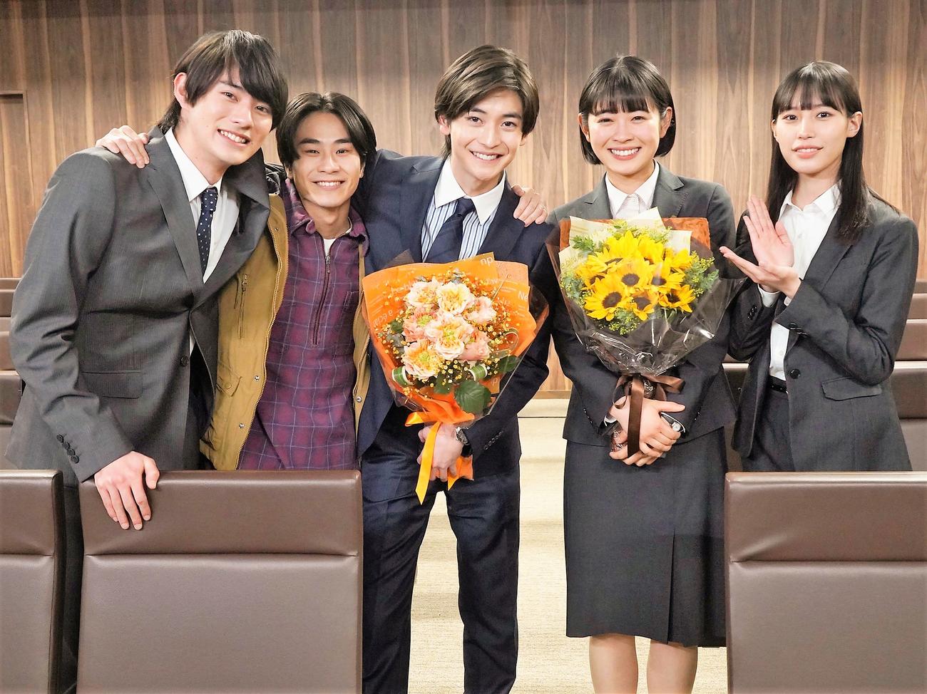 「女神の教室～リーガル青春白書～」のクランクアップを迎えた、左から前田拳太郎、前田旺志郎、高橋文哉、河村花、南沙良（C）フジテレビ