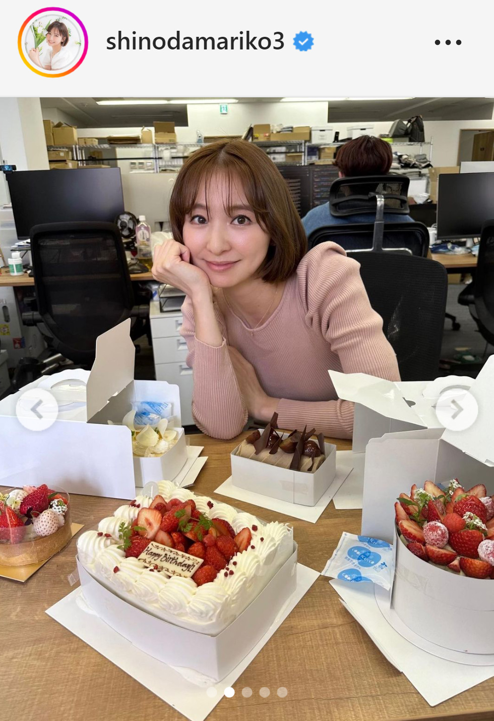 お祝いのケーキを前に笑顔を見せる篠田麻里子（篠田麻里子のインスタグラムより）