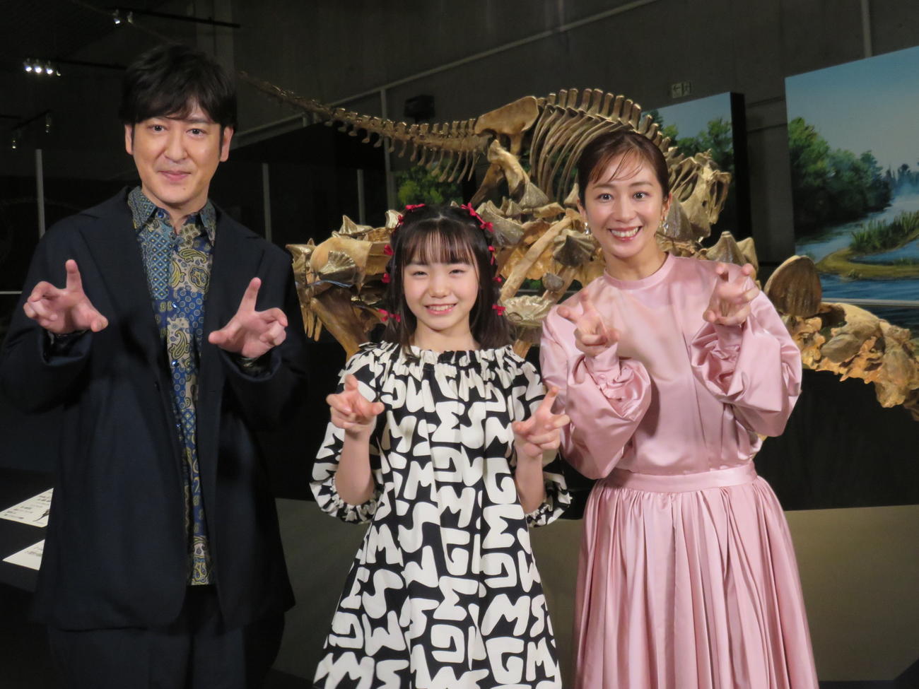 NHKスペシャル「恐竜超世界2」の会見に出席した（左から）田中直樹、稲垣来泉、優香