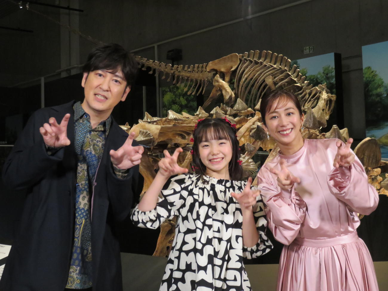 NHKスペシャル「恐竜超世界2」の会見に出席した（左から）田中直樹、稲垣来泉、優香