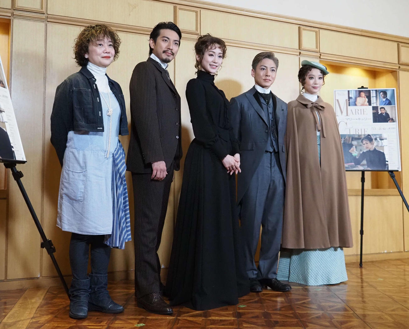 ミュージカル「マリー・キュリー」の取材会に出席した、左から演出の鈴木裕美氏、上山竜治、愛希れいか、屋良朝幸、清水くるみ（撮影・遠藤尚子）