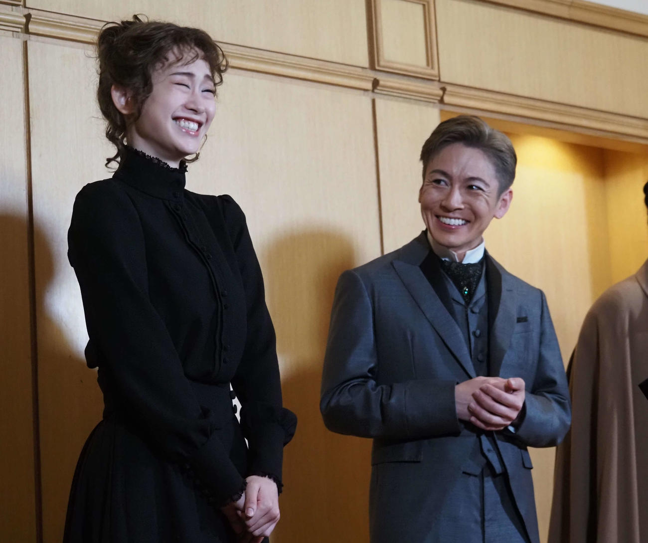 ミュージカル「マリー・キュリー」の取材会に出席した主演の愛希れいか（左）と共演の屋良朝幸（撮影・遠藤尚子）