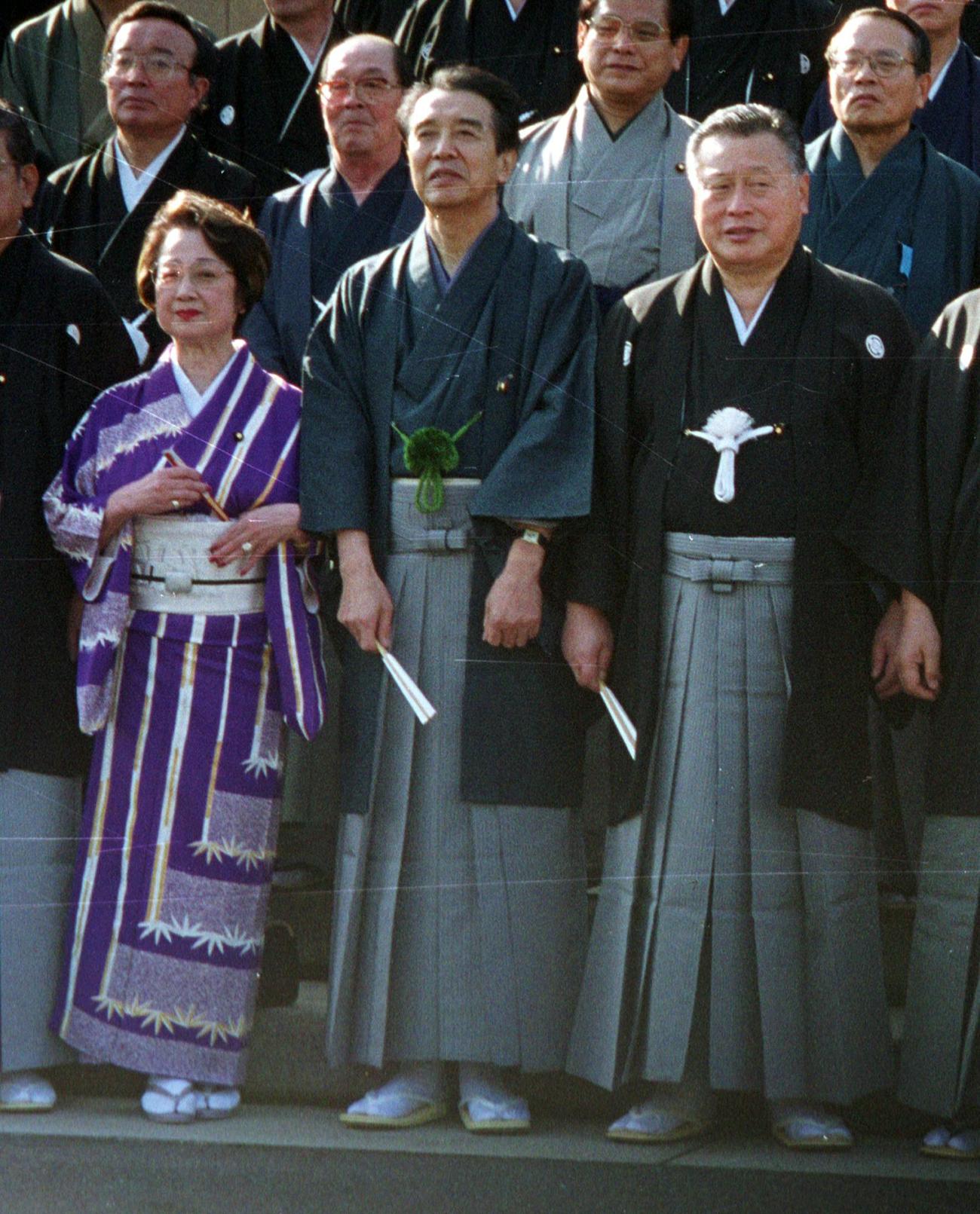 03年1月、森喜朗前首相（右）らと記念撮影に臨む扇千景国土交通相（左）