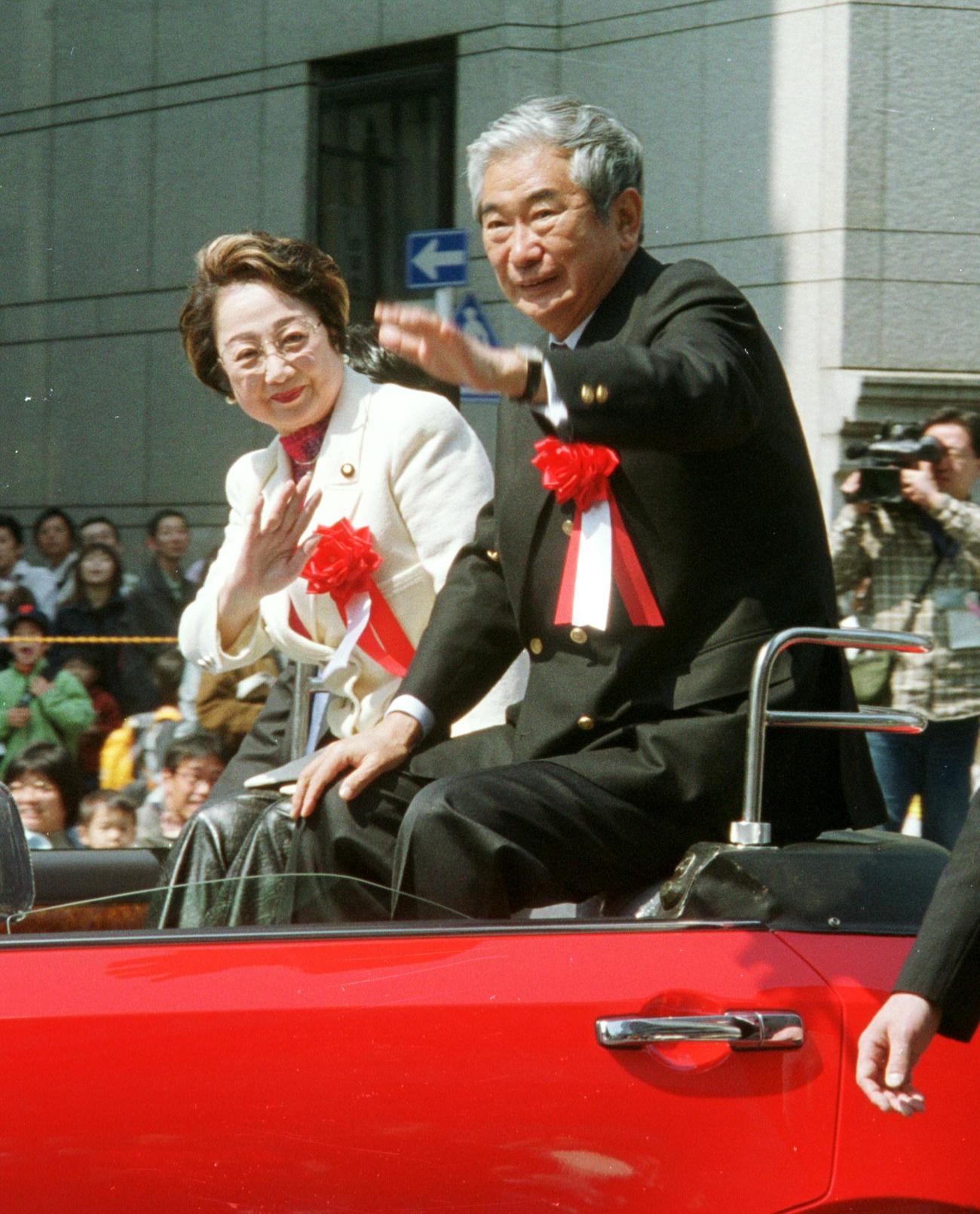 03年3月、日本橋創架400周年記念パレードに出席した扇千景国交相（左）と石原慎太郎都知事
