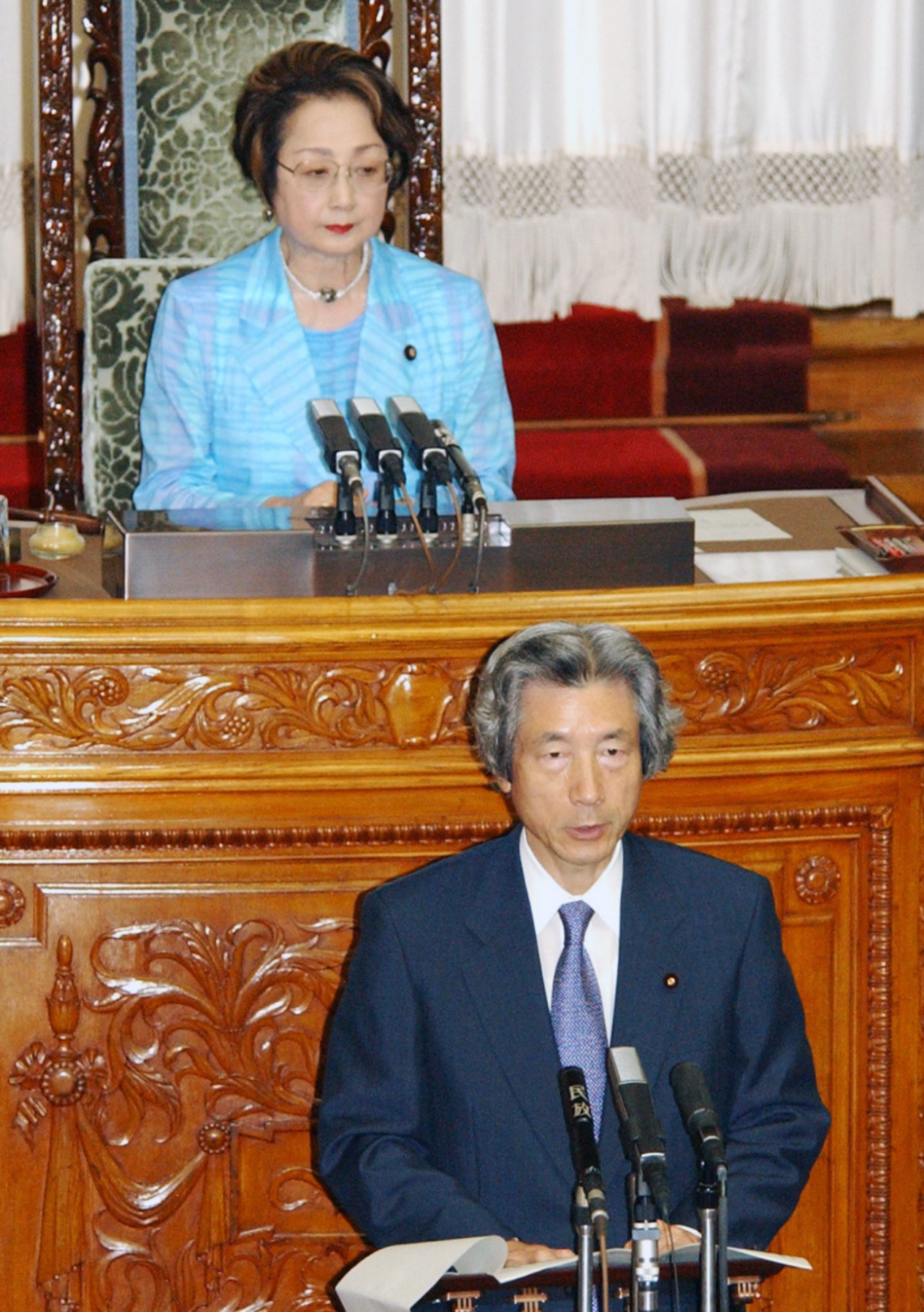 2004年8月、参院本会議に臨む扇千景参院議長。下は小泉首相（共同）