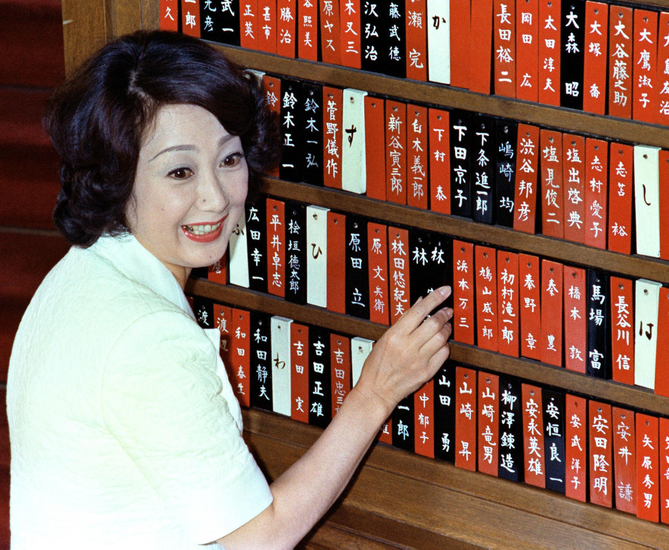 1977年7月、参院議員に当選し初登院、名札を裏返す扇千景さん（共同）