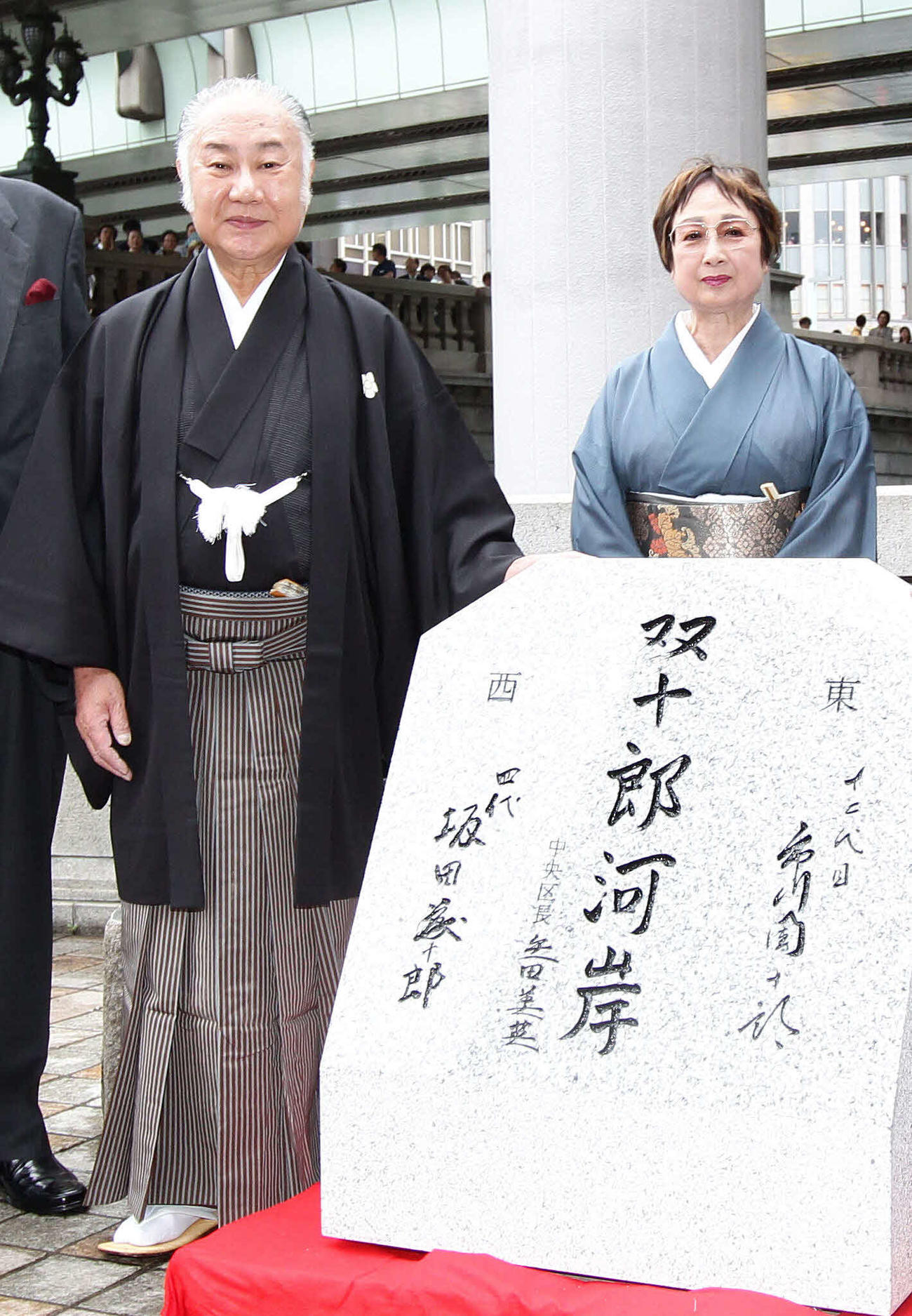11年7月、日本橋架橋100周年記念セレモニーで写真に納まる、坂田藤十郎さんと扇千景さん
