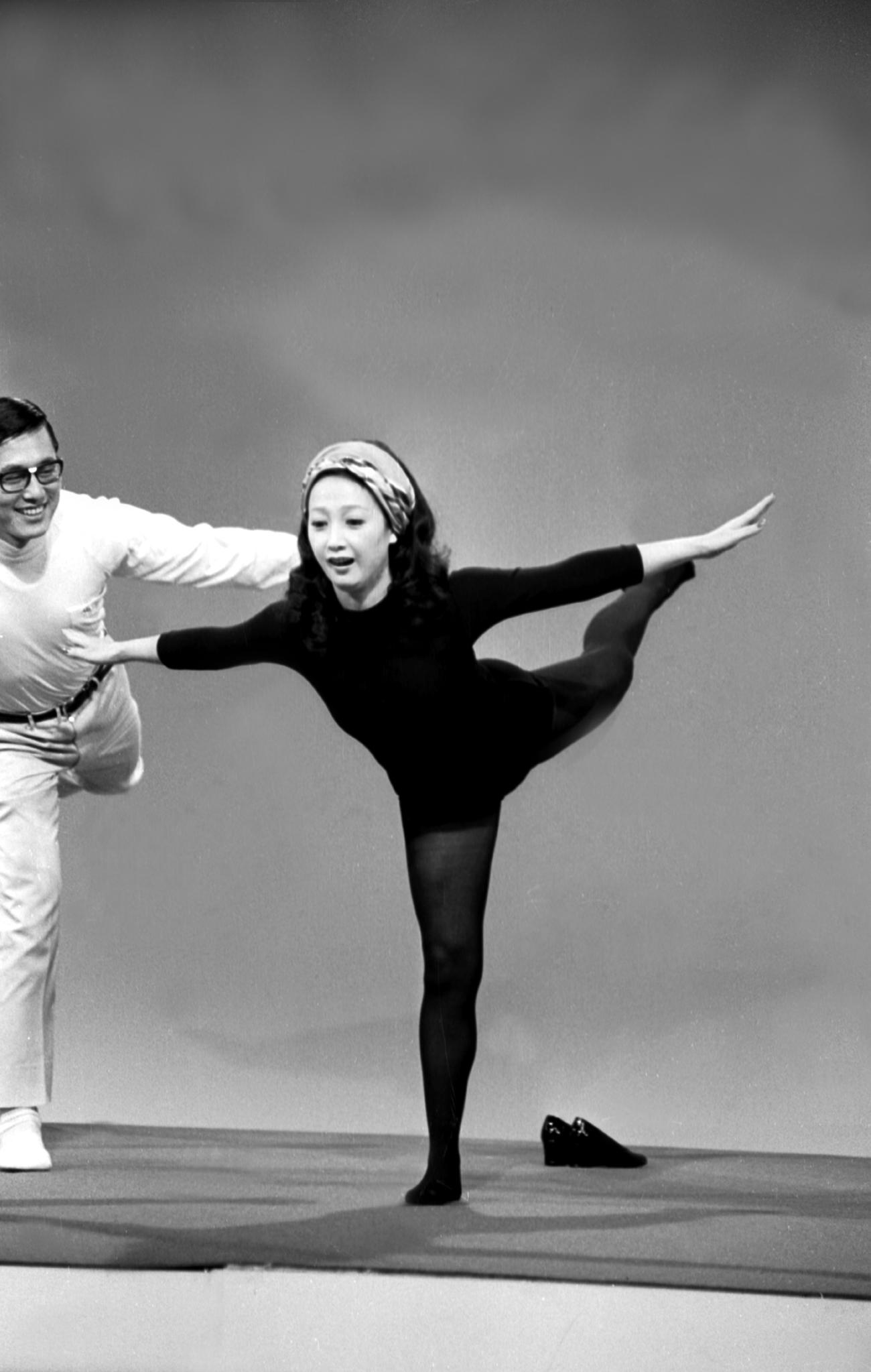 フジテレビ「3時のあなた」　番組でレオタード姿になる扇千景（1973年6月19日）