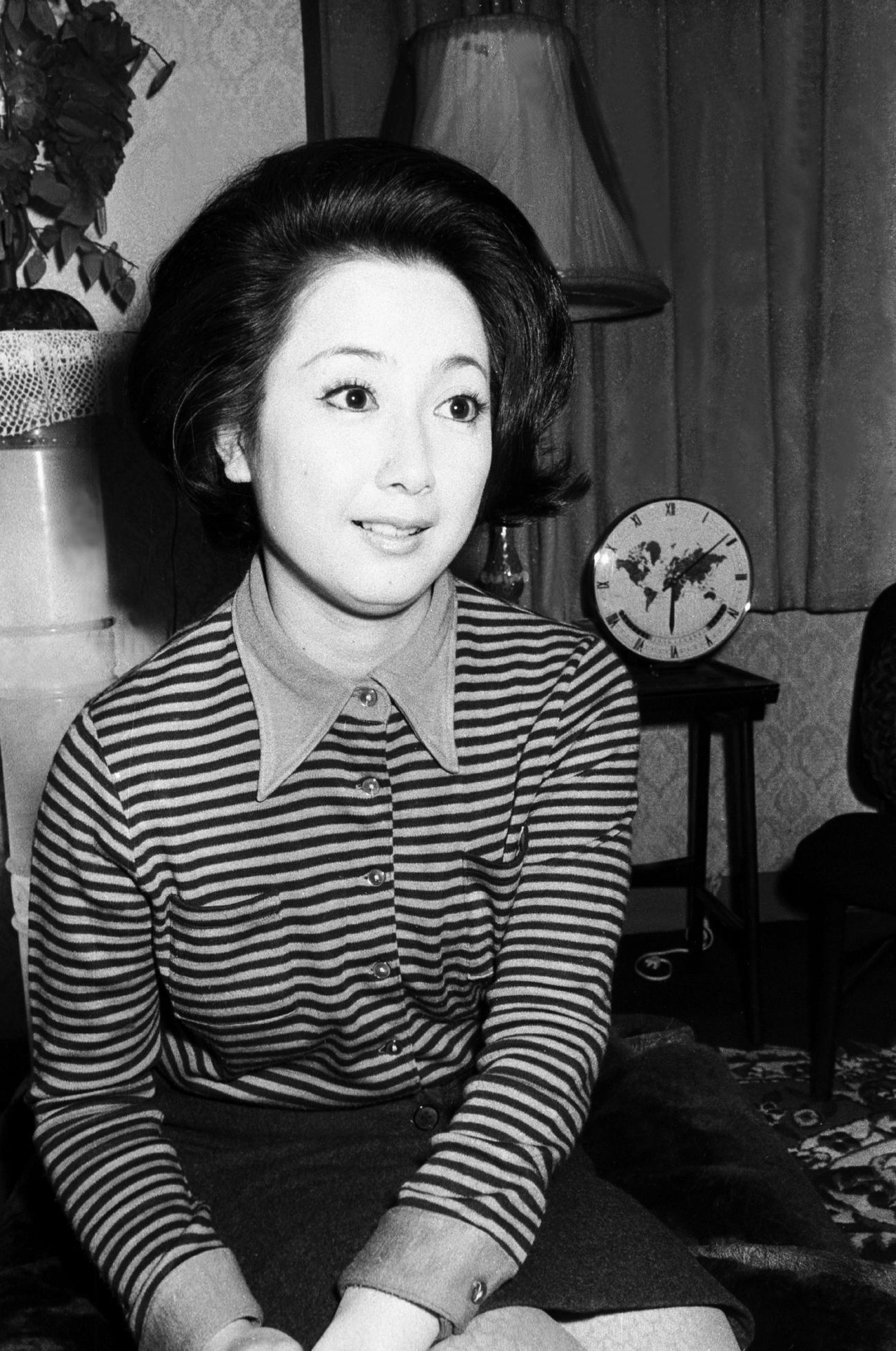 インタビューに答える扇千景（1969年3月16日）