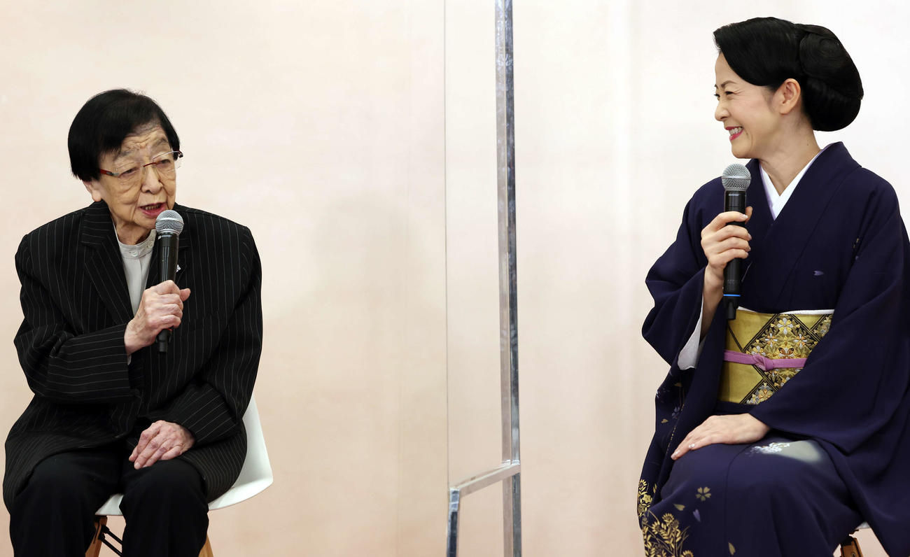 TBSドラマ「ひとりぼっち－人と人をつなぐ愛の物語－」取材会で石井ふく子プロデューサー（左）の話を笑顔で聞く坂本冬美（撮影・宮地輝）