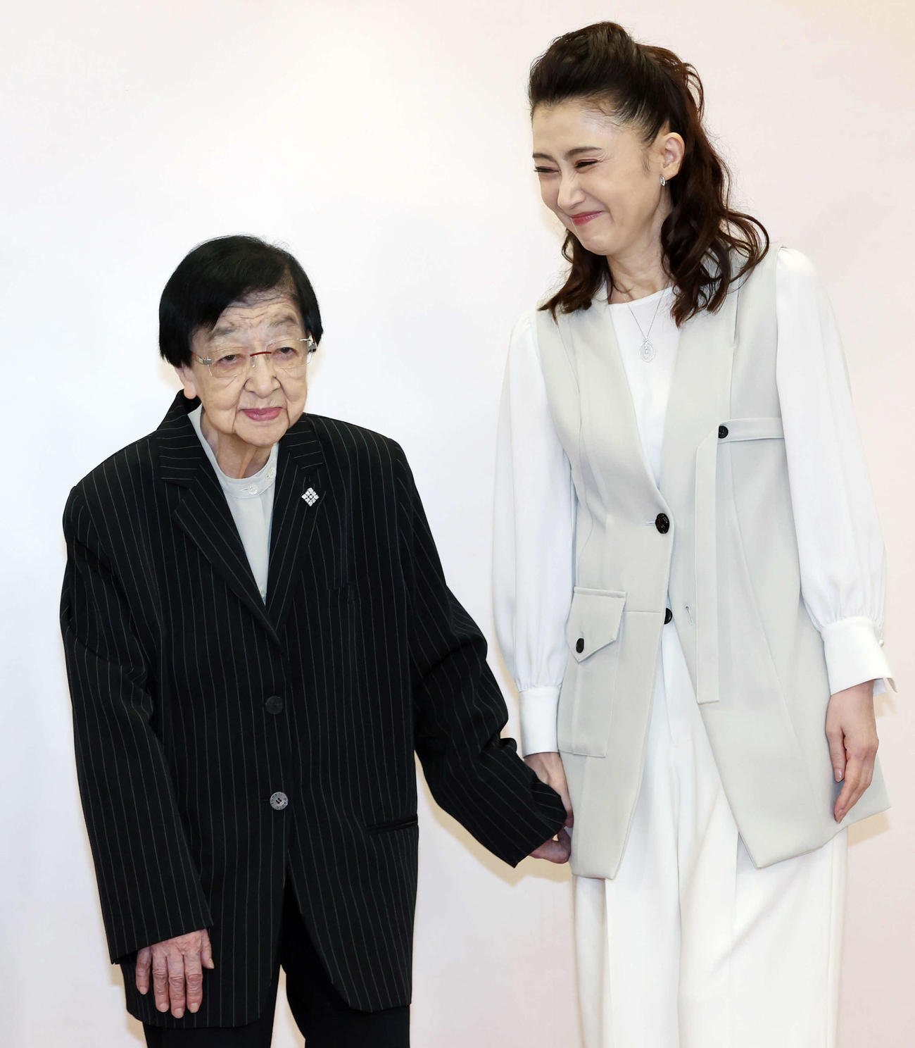 TBSドラマ「ひとりぼっち－人と人をつなぐ愛の物語－」取材会で石井ふく子プロデューサー（左）と笑顔で手をつなぐ一路真輝（撮影・宮地輝）