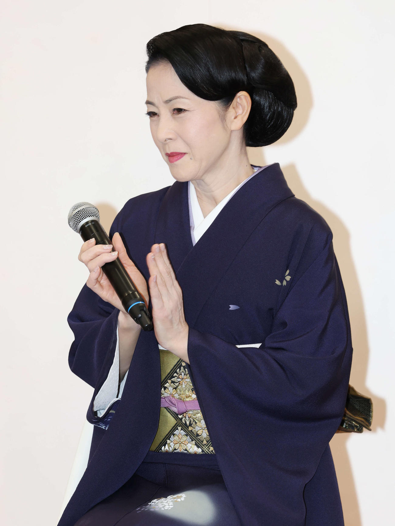 TBSドラマ「ひとりぼっち－人と人をつなぐ愛の物語－」取材会で拍手する坂本冬美（撮影・宮地輝）