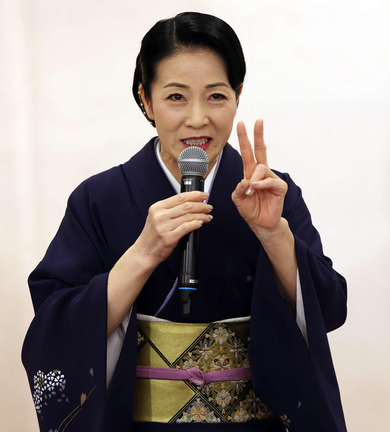 TBSドラマ「ひとりぼっち－人と人をつなぐ愛の物語－」取材会でおにぎりについて話す坂本冬美（撮影・宮地輝）