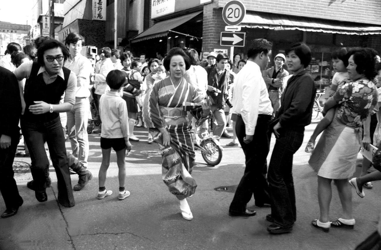 フジテレビ「3時のあなた」　番組で着物姿で走る扇千景（1973年5月21日）