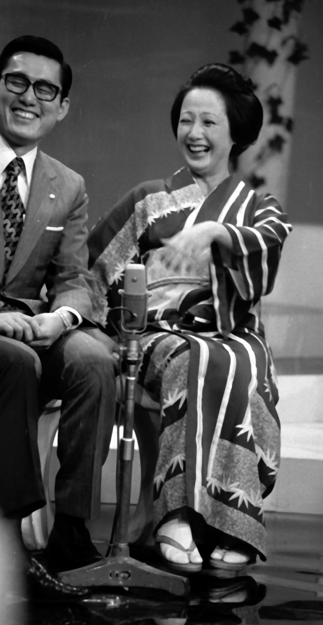 笑顔の扇千景と逸見政孝アナウンサー（1973年5月2日）
