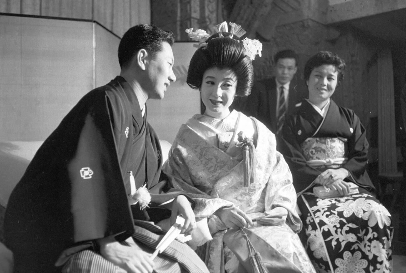 58年10月、結婚記者会見に臨む中村扇雀と扇千景さん