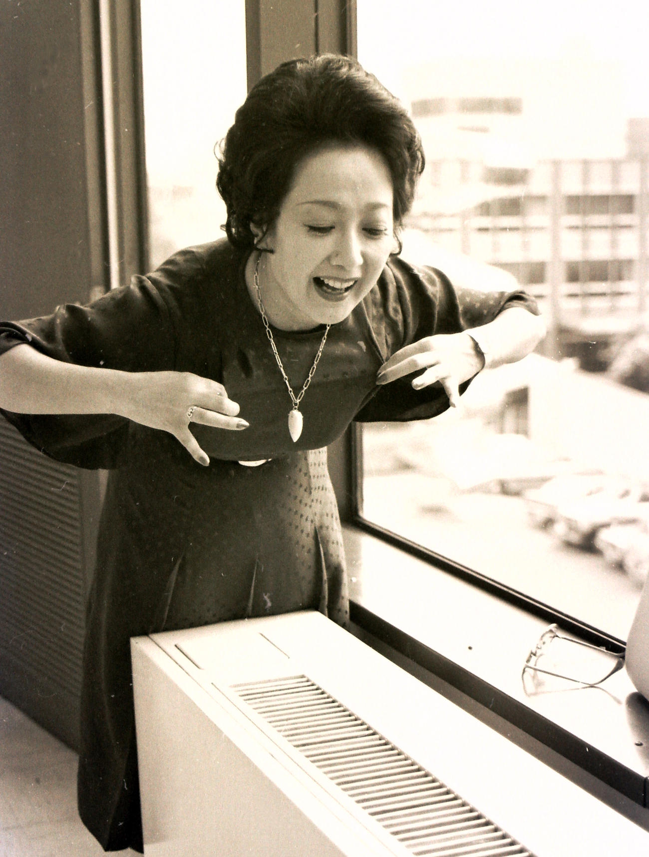 フジテレビでの番組収録の合間に冷房を浴びる扇千景（1976年8月）