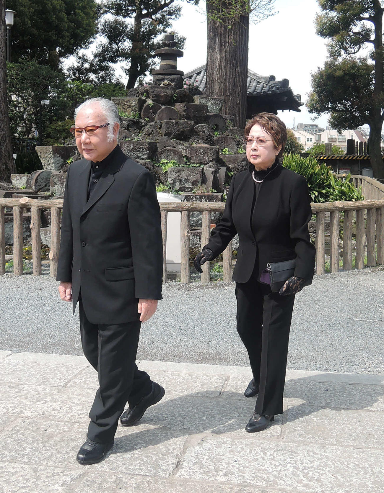 故中村小山三さんの葬儀・告別式に参列した坂田藤十郎、扇千景夫妻（2015年4月）