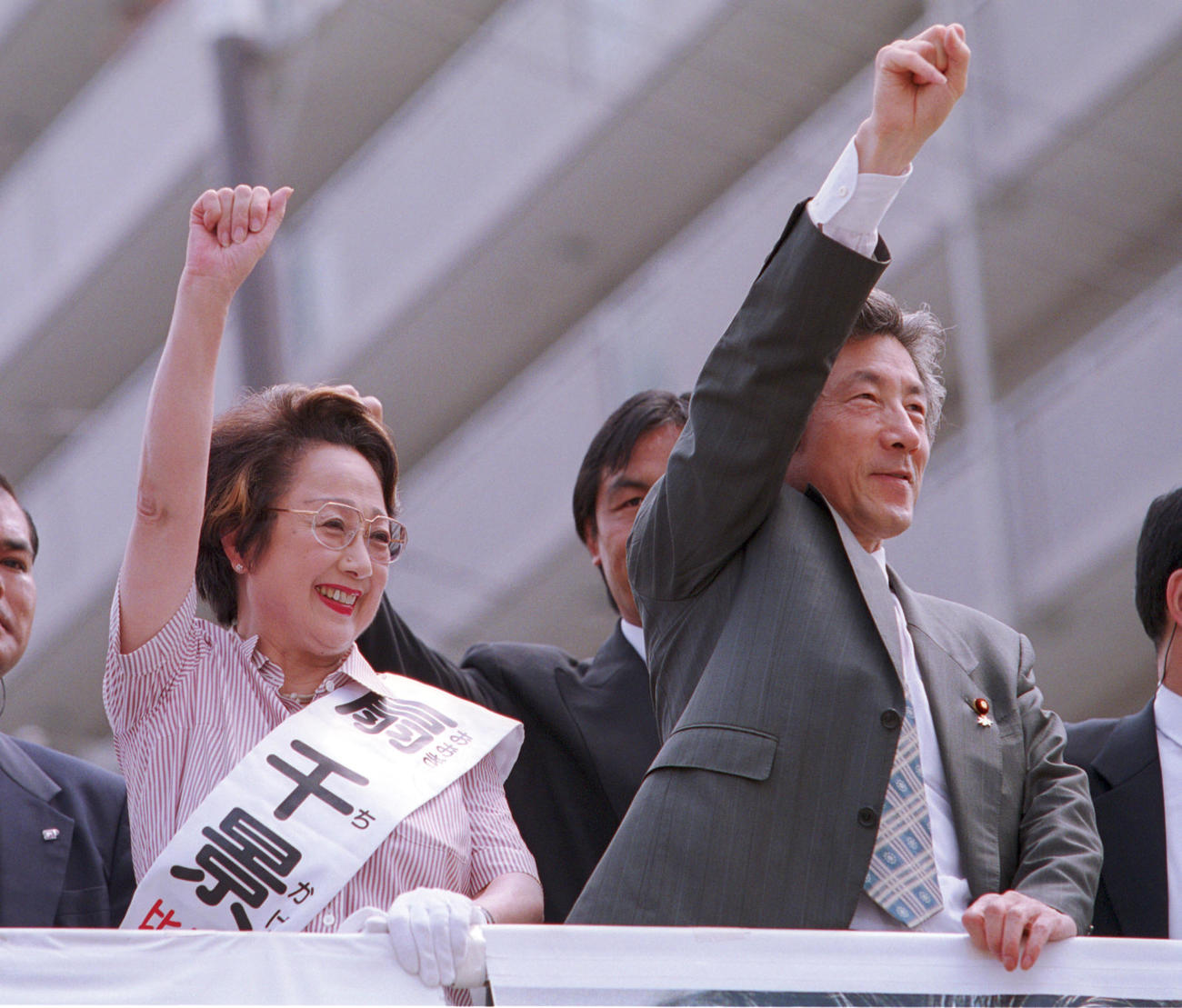 扇千景（左）と小泉純一郎首相はドッキング（合体）演説をする（2001年7月27日）