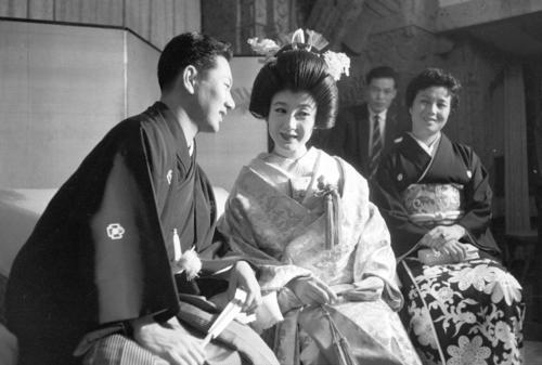 58年10月、結婚記者会見に臨む中村扇雀と扇千景さん