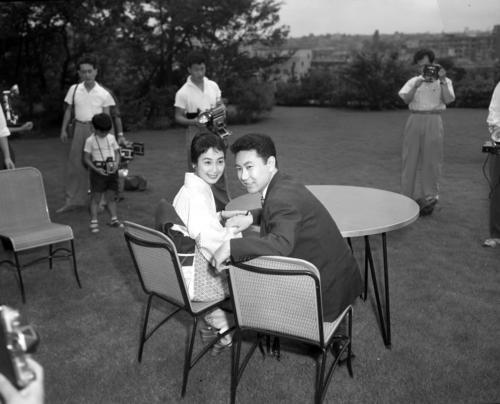 婚約発表した中村扇雀・扇千景（1958年7月22日）