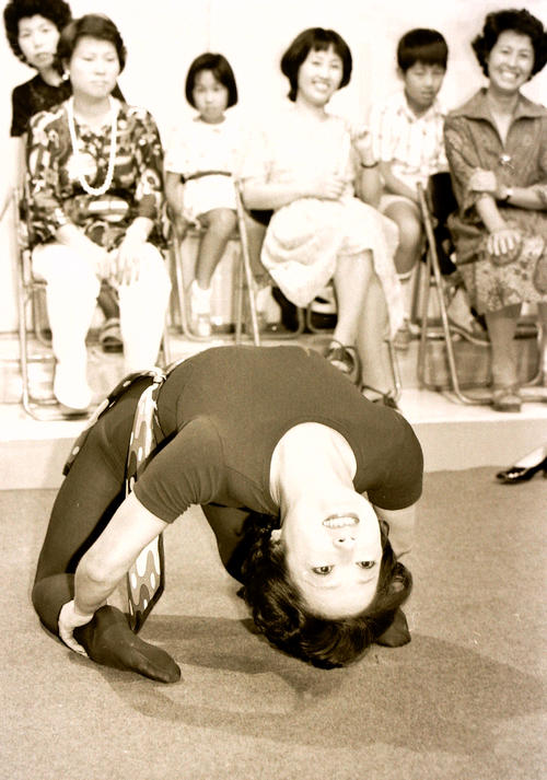 76年8月、フジテレビでの番組収録で体の柔軟さを披露する扇千景さん