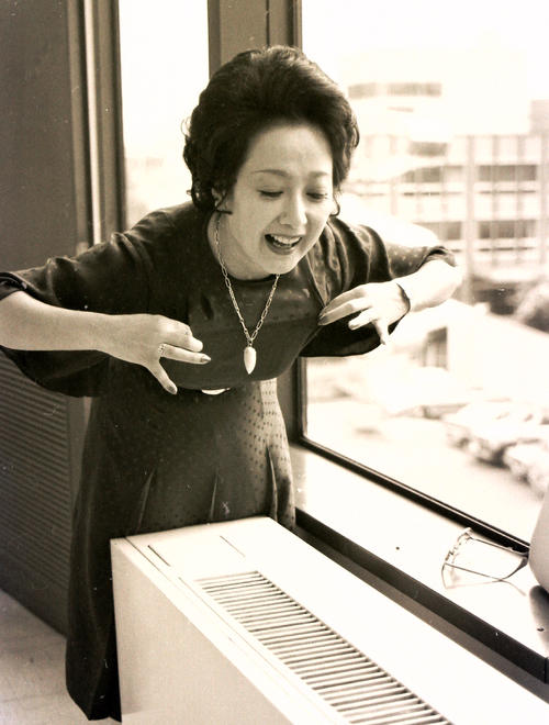 フジテレビでの番組収録の合間に冷房を浴びる扇千景（1976年8月）