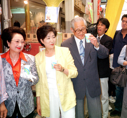 商店街をくまなく回り、支持を訴える保守党の左から扇千景党首、小池百合子、中村鋭一（2000年6月）