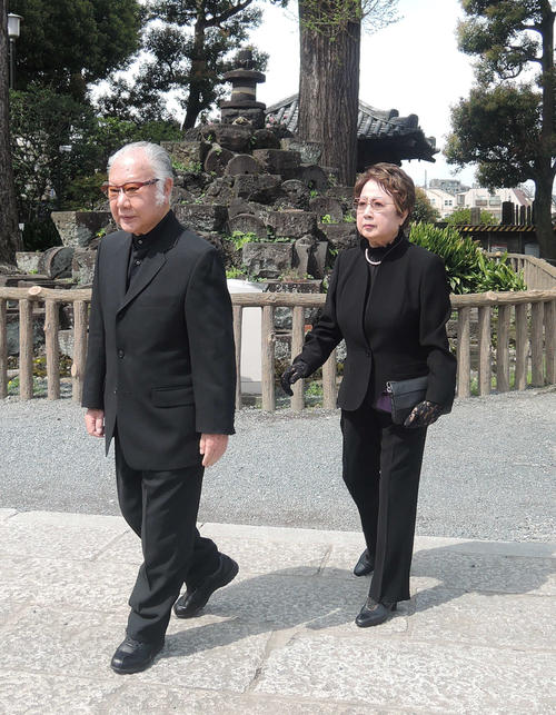 故中村小山三さんの葬儀・告別式に参列した坂田藤十郎、扇千景夫妻（2015年4月）