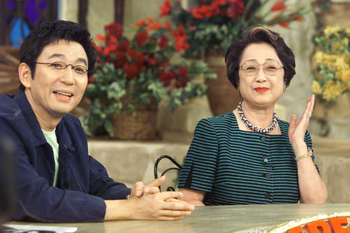 01年8月、扇千景さんは日本テレビ「おしゃれカンケイ」にゲスト出演しご機嫌でトーク。左は司会の古舘伊知郎