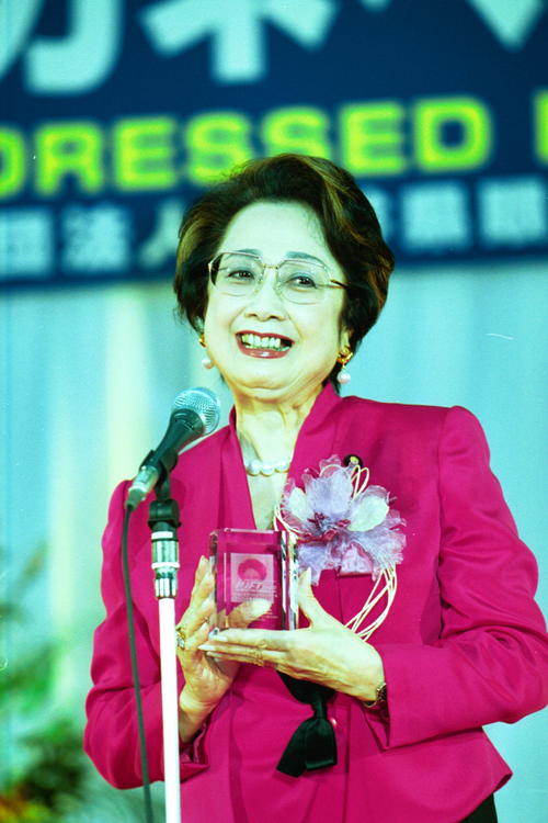 ベストメガネドレッサー賞を受賞した扇千景さん（2000年10月18日）