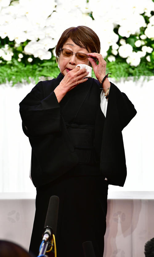 21年10月、坂田藤十郎さんを偲ぶ会で涙をぬぐう扇千景さん