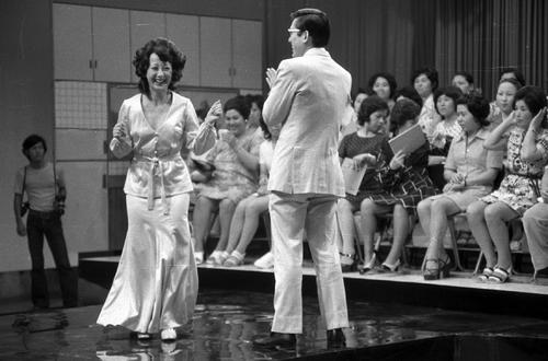 フジテレビ「3時のあなた」でフジ逸見政孝アナと軽妙な司会で茶の間の人気を集めた扇千景（1973年8月7日）