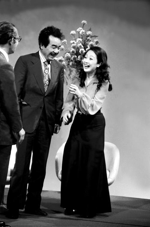 フジテレビ「3時のあなた」　番組で笑顔を見せる漫画家の加藤芳郎と扇千景（1973年6月19日）