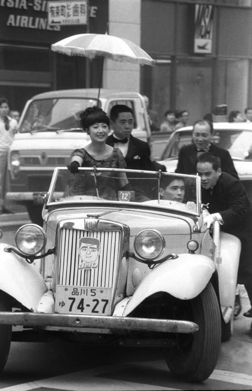 フジテレビ「お昼のゴールデンショー」　車に乗り笑顔を見せる扇千景（1969年7月1日）