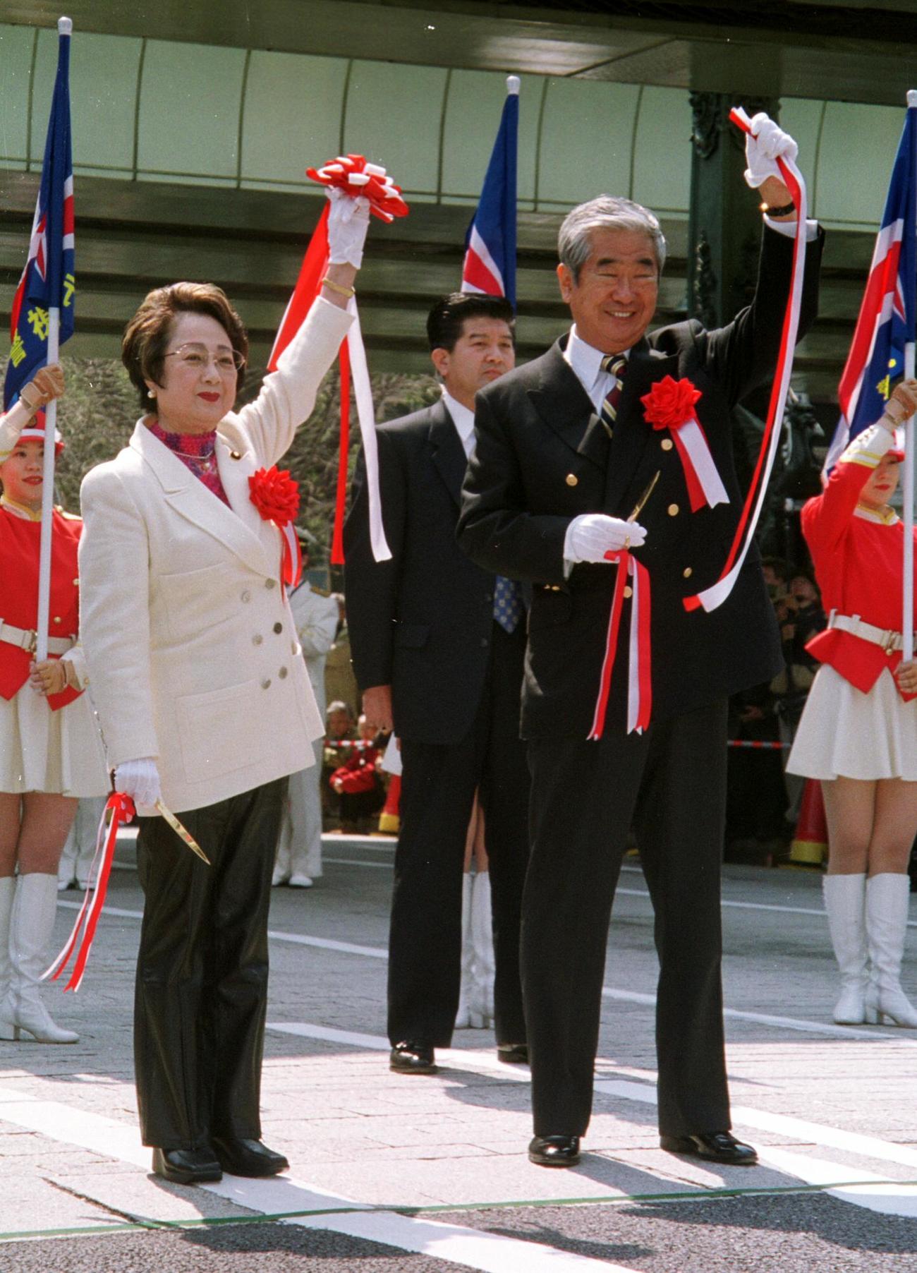 日本橋創架400周年記念パレードに扇千景国交相（左）と出席した石原慎太郎都知事（2003年3月30日）