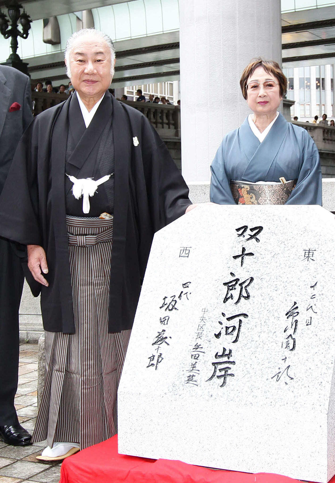 2011年7月、写真に納まる坂田藤十郎さんと扇千景さん