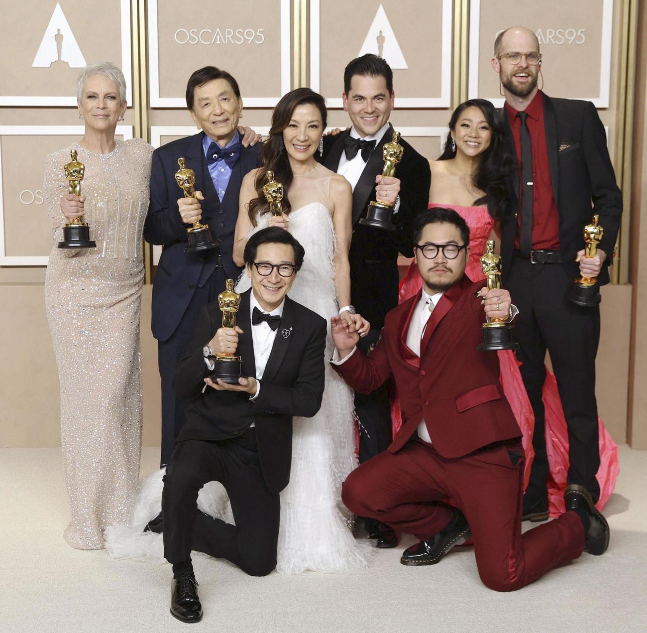 「エブリシング・エブリウェア・オール・アット・ワンス」が作品賞を含む最多7部門を受賞し、写真に納まる主演女優賞のミシェル・ヨー（後列左から3人目）、助演男優賞のキー・ホイ・クァン（前列左）、監督賞のコンビ「ダニエルズ」のダニエル・クワン（同右）ら（ロイター＝共同）