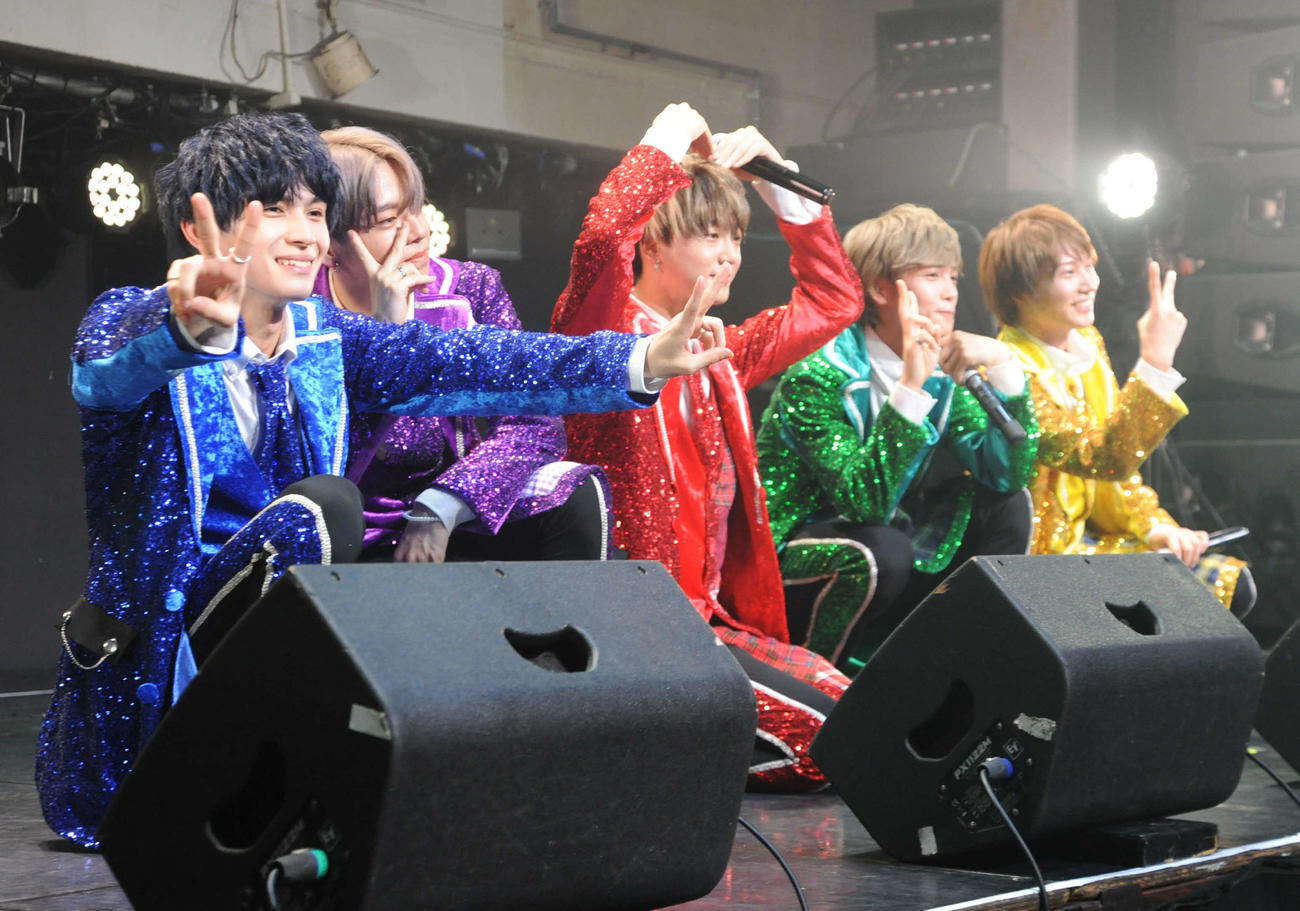 お披露目ライブを行った、左から5人組メンズアイドルグループ、ロゼオセロの、はも、せな、さいひろ、たくみ、ゆうま（撮影・松尾幸之介）