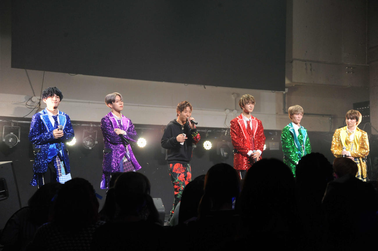 お披露目ライブを行った5人組メンズアイドルグループ、ロゼオセロのライブであいさつするプロデューサーの超無課金こと石田拳智氏（左から3人目）（撮影・松尾幸之介）