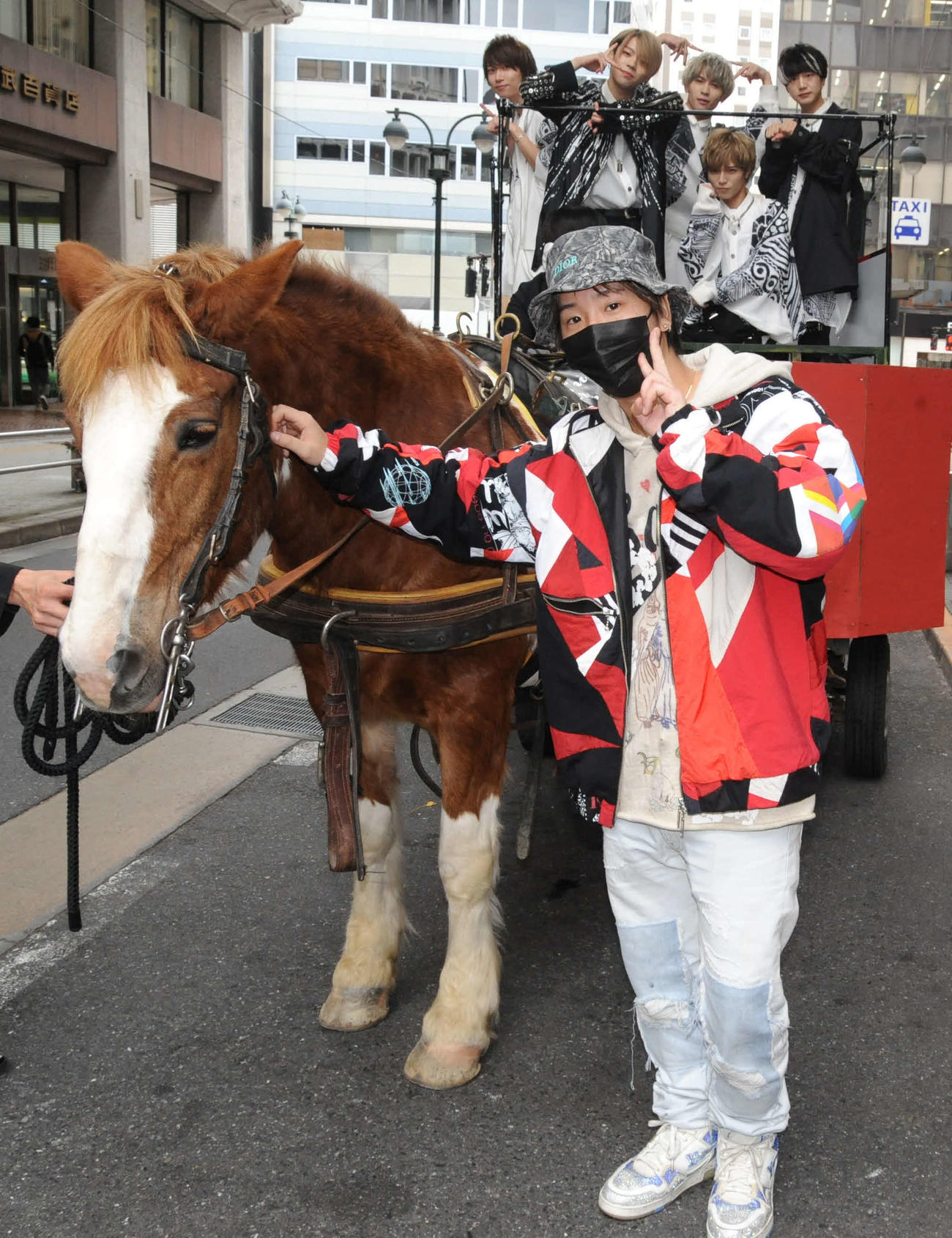 渋谷で馬車を使ったプロモーションを行った5人組メンズアイドルグループ、ロゼオセロ（後方）とプロデュースする超無課金こと、石田拳智氏（撮影・松尾幸之介）