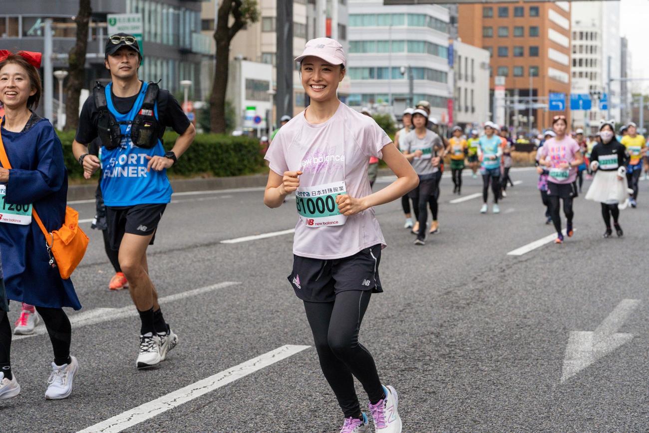 名古屋ウィメンズマラソンを笑顔で走る大友花恋