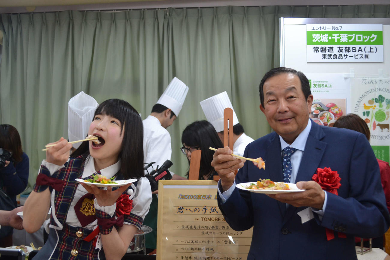 試食審査を行う陳建一氏（右）。左はもえあず（2018年4月撮影）