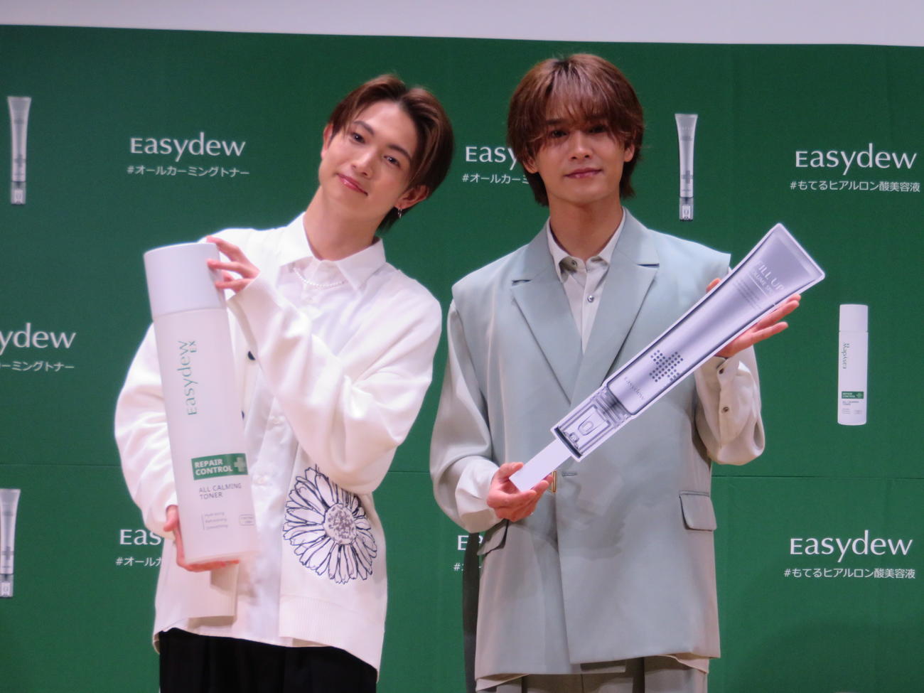 韓国ドクターズコスメ「Easydew」の発表会見に出席した綱啓永（左）と井上想良