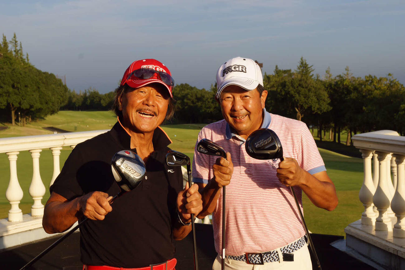 本紙のゴルフ連載で試打を終えご満悦の陳建一さん（右）と坂井宏行さん